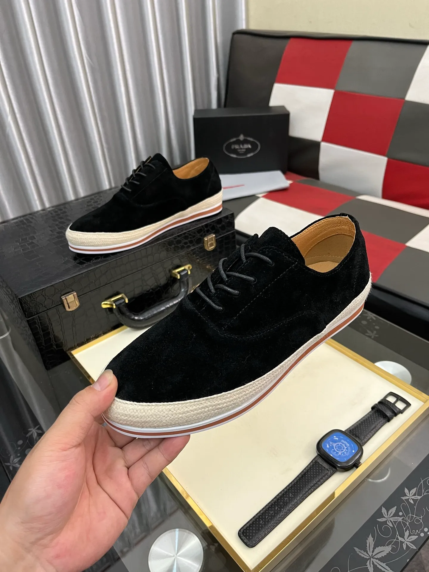Men's shoes 💰440⌚️⌚️【PRADA】Prada ~ unique and casual style. New models from Prada official website are coming [Celebrate][Celebrate]🏃High-end brand casual shoes ➕Full set of packaging😍😍 Men's 2023 counters are on sale simultaneously, Italian imported brands select first-layer Italian cowhide. 🐑Sheepskin lining (refuses to discolor and rub feet) Sole: Original sole specially provided by the original factory 🎬Better in kind Size number: 38-442️⃣Colors available